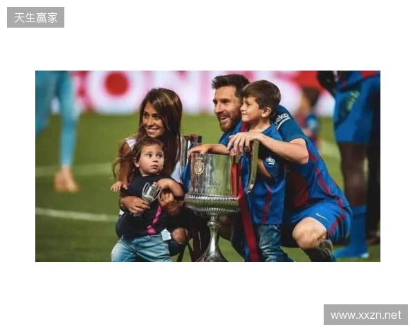 安东内拉晒一家人同美职联奖杯合照：恭喜亲爱的，我们爱你