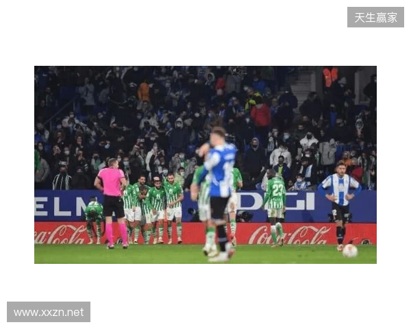 西班牙名嘴:维尼在替补席发笑不职业,在哪都该被开除 西班牙名嘴:维尼在替补席发笑不职业,在哪都该被开除